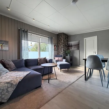 Appartement Main Part Of A Detached House, 3 Bedrooms, Large Parking Area!