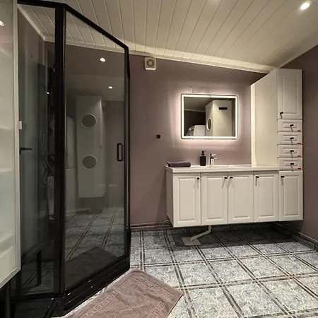 Appartement Main Part Of A Detached House, 3 Bedrooms, Large Parking Area! Lakselv