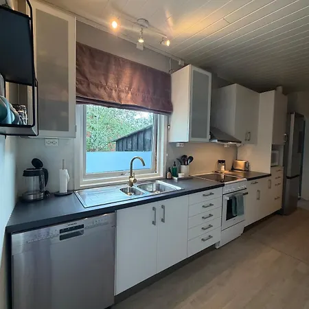 Main Part Of A Detached House, 3 Bedrooms, Large Parking Area! Appartement Lakselv