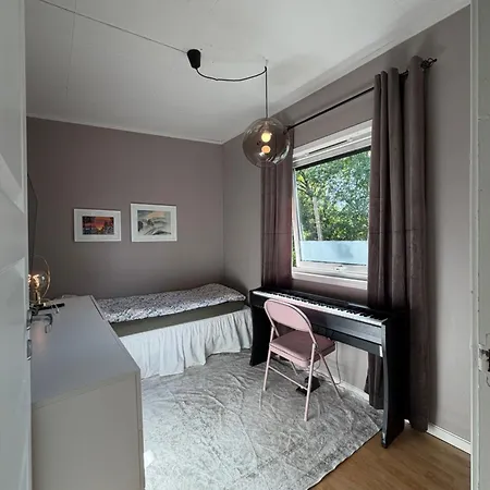 Appartement Main Part Of A Detached House, 3 Bedrooms, Large Parking Area!