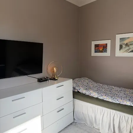 Appartement Main Part Of A Detached House, 3 Bedrooms, Large Parking Area!