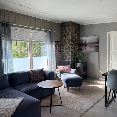 Appartement Main Part Of A Detached House, 3 Bedrooms, Large Parking Area! Lakselv