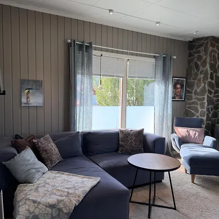 Appartement Main Part Of A Detached House, 3 Bedrooms, Large Parking Area! *