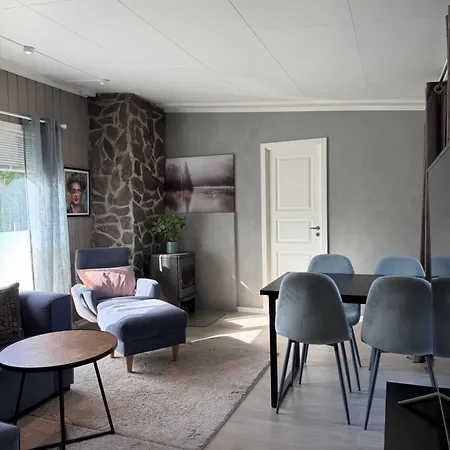 Main Part Of A Detached House, 3 Bedrooms, Large Parking Area! Appartement