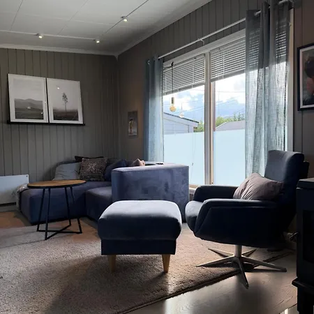 Main Part Of A Detached House, 3 Bedrooms, Large Parking Area! Appartement *