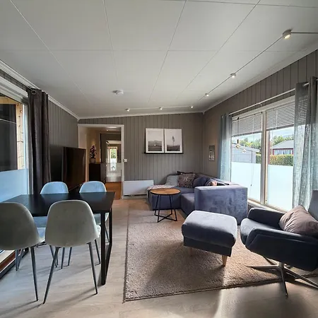 Main Part Of A Detached House, 3 Bedrooms, Large Parking Area! Appartement