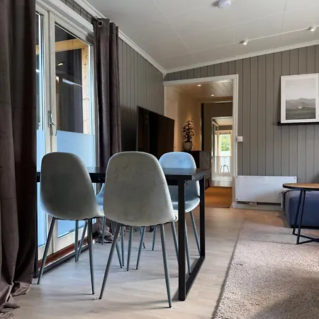 Main Part Of A Detached House, 3 Bedrooms, Large Parking Area! * Lakselv