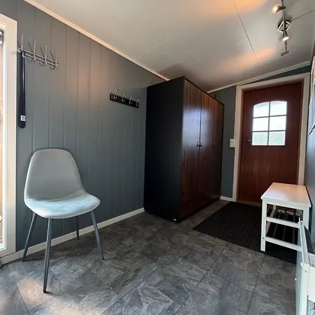 Main Part Of A Detached House, 3 Bedrooms, Large Parking Area! Appartement Lakselv
